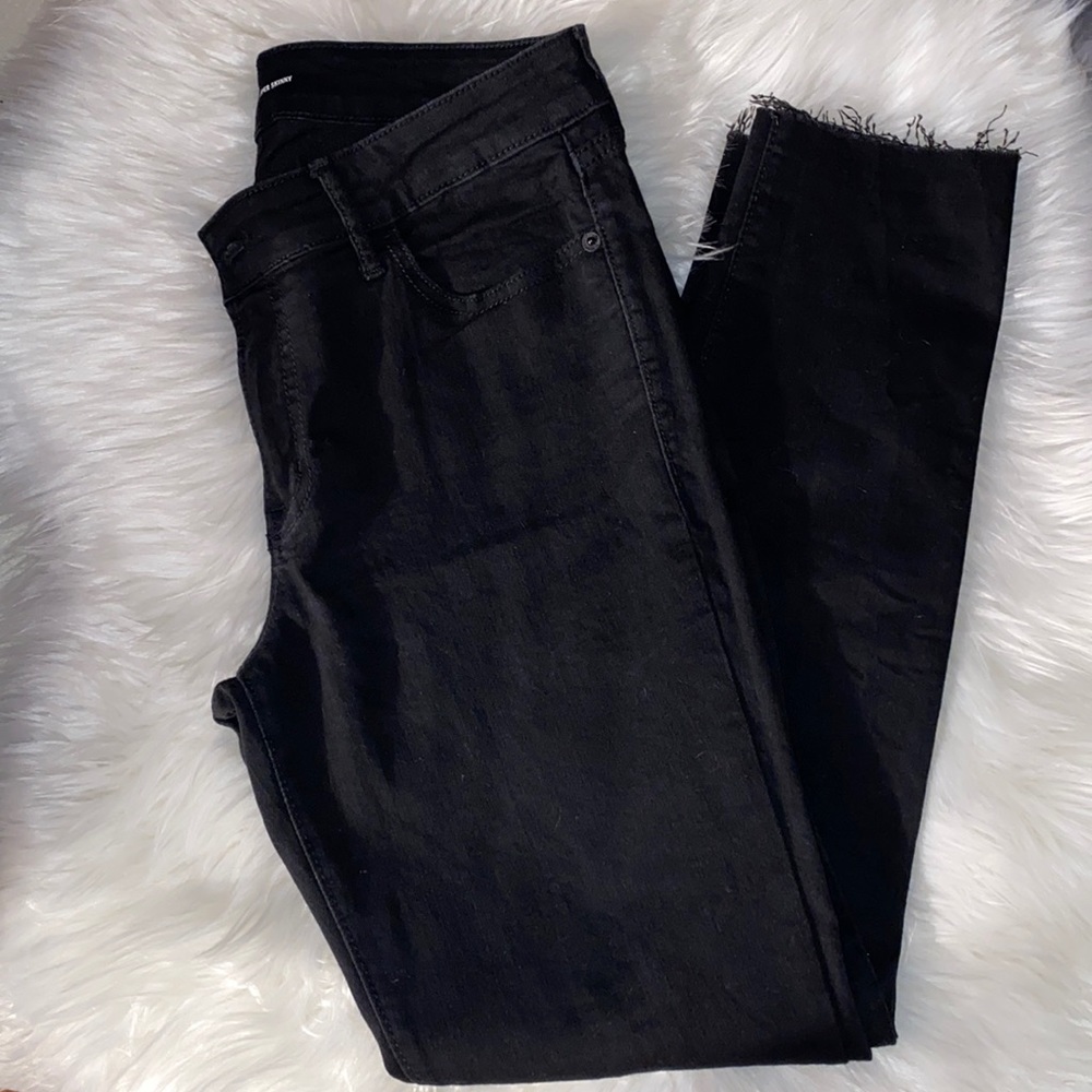 Black skinny jeans ON